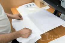 Белые футболки с логотипом в виде разноцветных мазков